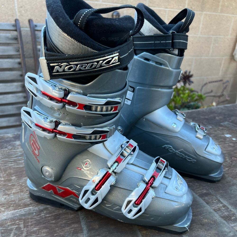 NORDICA EASY MOVE DOWNHILL SNOWSKI BOOTS SIZE 25 / 295 mm